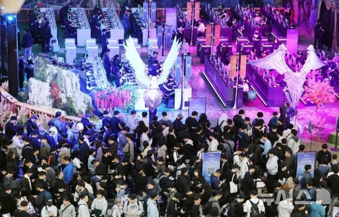 노란 수영복에 섹시한 몸매 어필하는 존예 처자