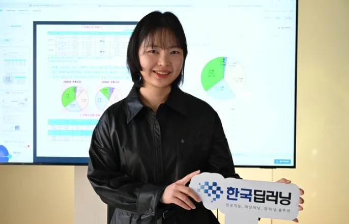 노란 수영복에 섹시한 몸매 어필하는 존예 처자