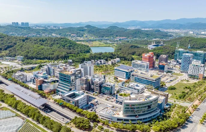 노란 수영복에 섹시한 몸매 어필하는 존예 처자