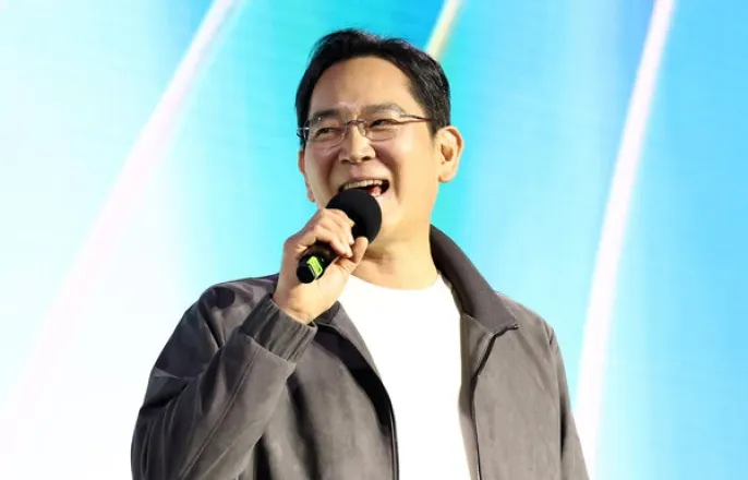 노란 수영복에 섹시한 몸매 어필하는 존예 처자