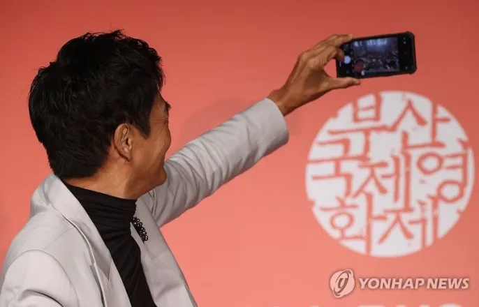 노란 수영복에 섹시한 몸매 어필하는 존예 처자