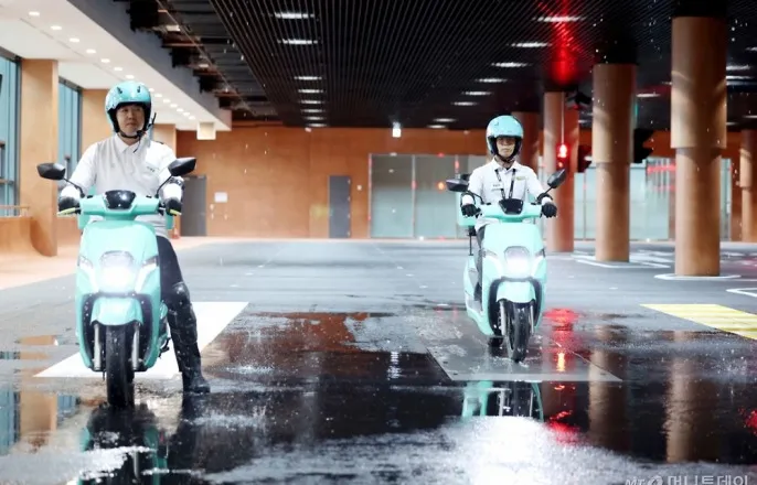 노란 수영복에 섹시한 몸매 어필하는 존예 처자