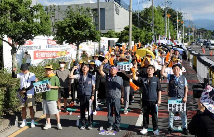 노란 수영복에 섹시한 몸매 어필하는 존예 처자