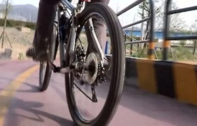 노란 수영복에 섹시한 몸매 어필하는 존예 처자