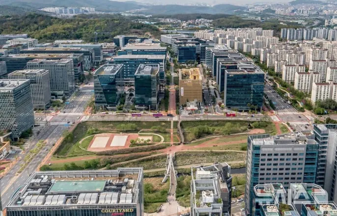 노란 수영복에 섹시한 몸매 어필하는 존예 처자