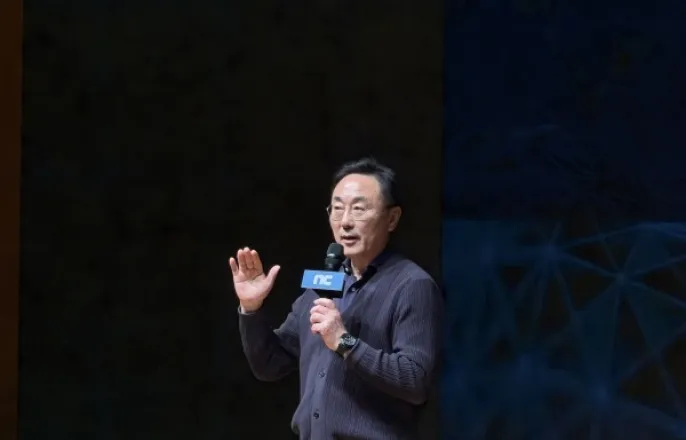 노란 수영복에 섹시한 몸매 어필하는 존예 처자