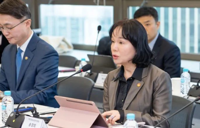 노란 수영복에 섹시한 몸매 어필하는 존예 처자