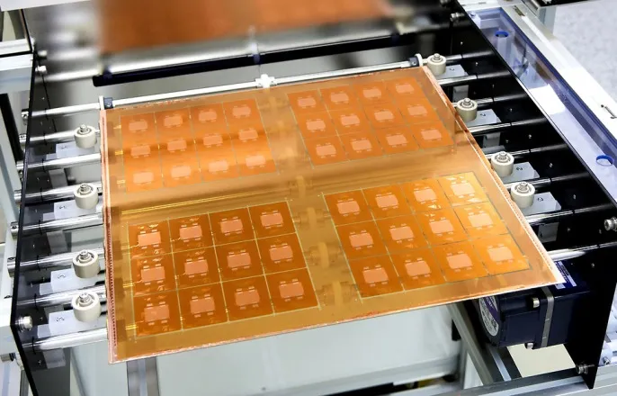 노란 수영복에 섹시한 몸매 어필하는 존예 처자