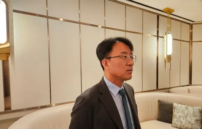 노란 수영복에 섹시한 몸매 어필하는 존예 처자