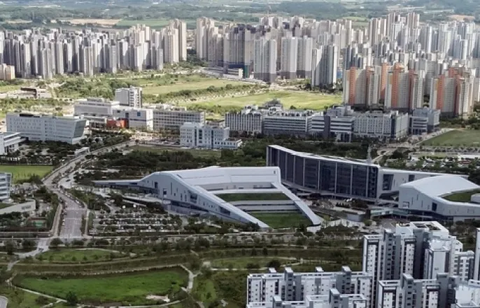 노란 수영복에 섹시한 몸매 어필하는 존예 처자