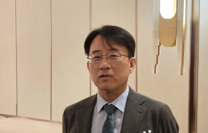 노란 수영복에 섹시한 몸매 어필하는 존예 처자