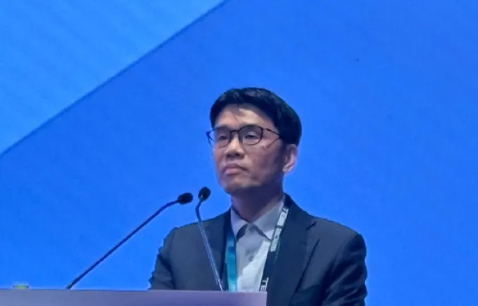 노란 수영복에 섹시한 몸매 어필하는 존예 처자