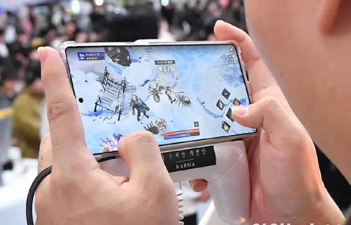 노란 수영복에 섹시한 몸매 어필하는 존예 처자