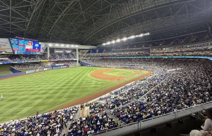 노란 수영복에 섹시한 몸매 어필하는 존예 처자