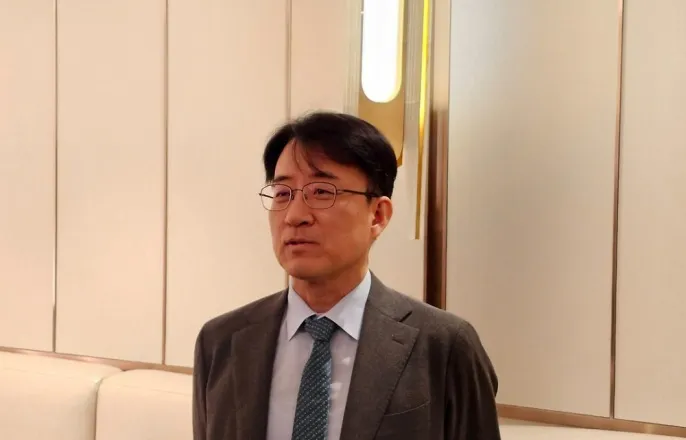 노란 수영복에 섹시한 몸매 어필하는 존예 처자