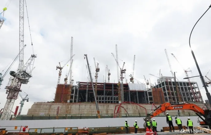 노란 수영복에 섹시한 몸매 어필하는 존예 처자