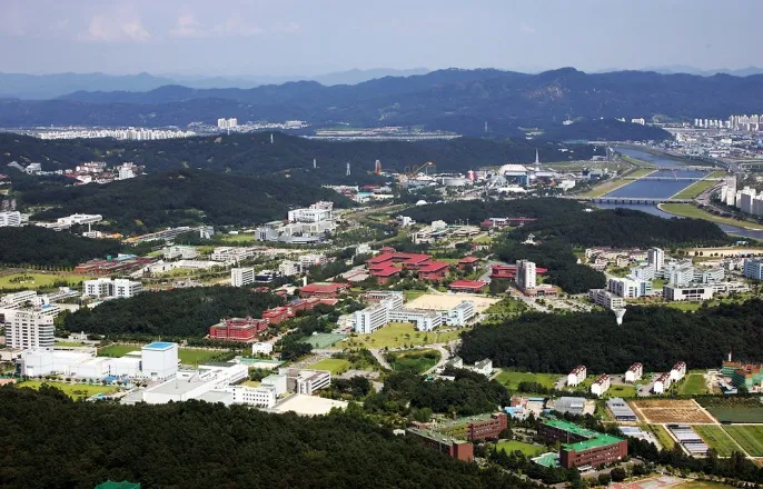 노란 수영복에 섹시한 몸매 어필하는 존예 처자