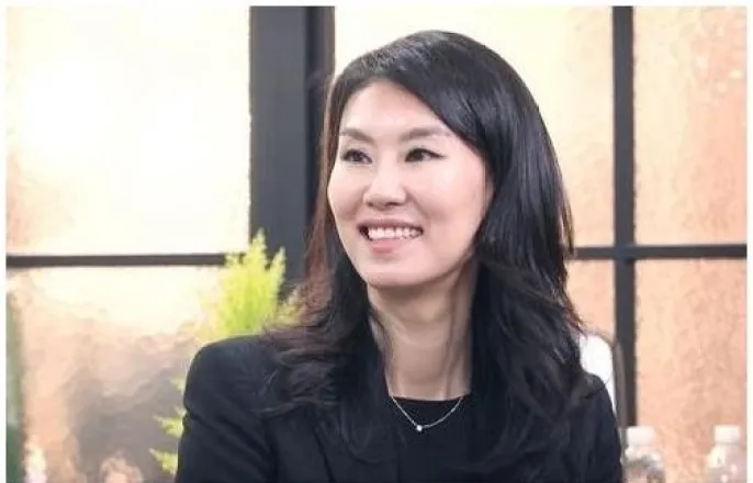 노란 수영복에 섹시한 몸매 어필하는 존예 처자