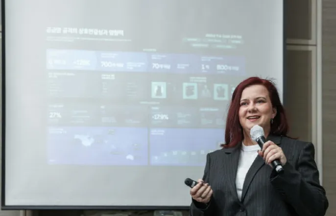 노란 수영복에 섹시한 몸매 어필하는 존예 처자