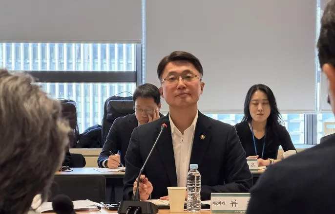 노란 수영복에 섹시한 몸매 어필하는 존예 처자