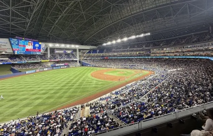 노란 수영복에 섹시한 몸매 어필하는 존예 처자