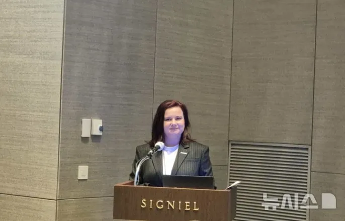 노란 수영복에 섹시한 몸매 어필하는 존예 처자