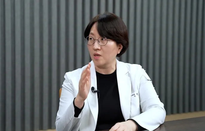 노란 수영복에 섹시한 몸매 어필하는 존예 처자