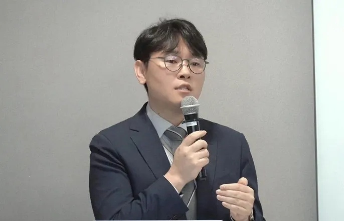 노란 수영복에 섹시한 몸매 어필하는 존예 처자