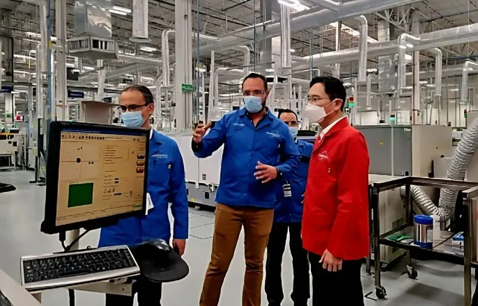 노란 수영복에 섹시한 몸매 어필하는 존예 처자