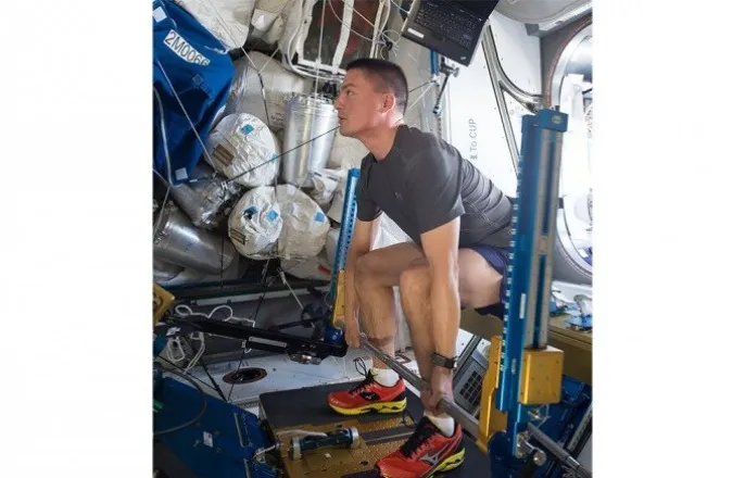 노란 수영복에 섹시한 몸매 어필하는 존예 처자