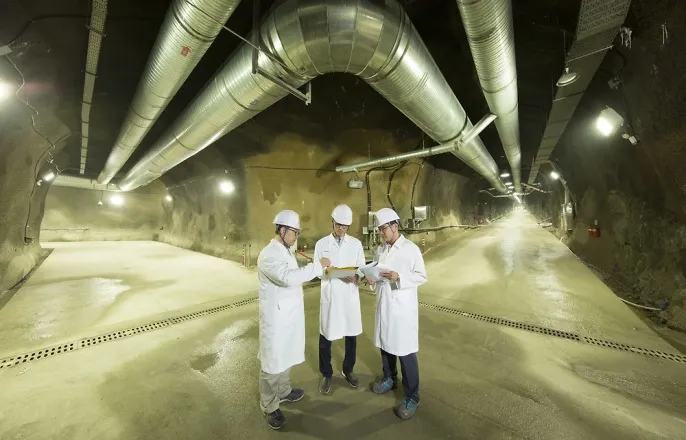 노란 수영복에 섹시한 몸매 어필하는 존예 처자