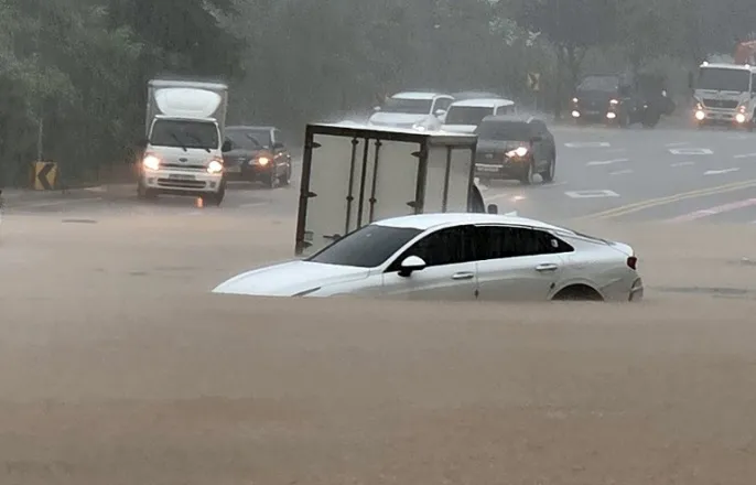 노란 수영복에 섹시한 몸매 어필하는 존예 처자