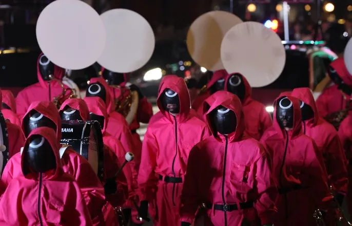 노란 수영복에 섹시한 몸매 어필하는 존예 처자