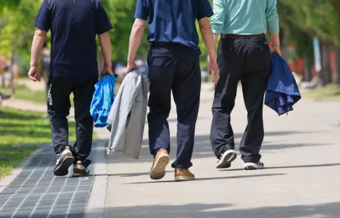 노란 수영복에 섹시한 몸매 어필하는 존예 처자