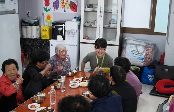 노란 수영복에 섹시한 몸매 어필하는 존예 처자