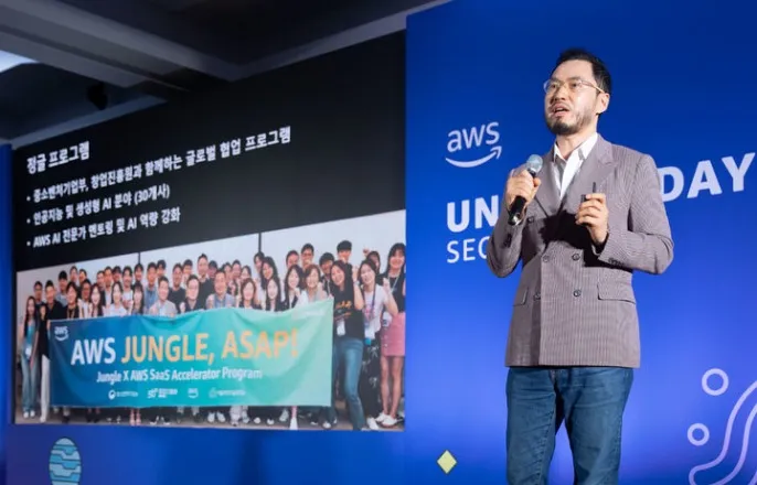 노란 수영복에 섹시한 몸매 어필하는 존예 처자