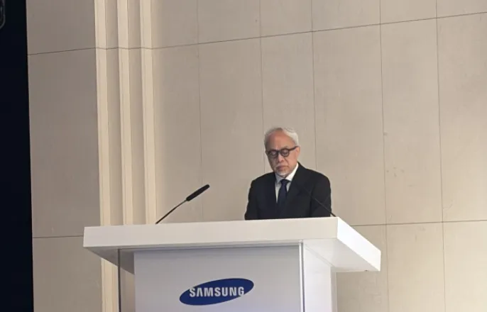 노란 수영복에 섹시한 몸매 어필하는 존예 처자