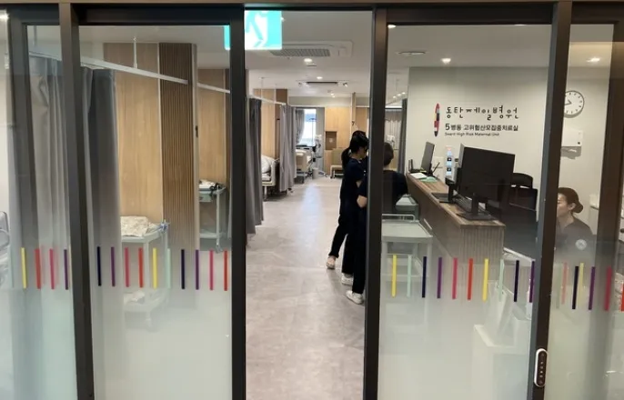 노란 수영복에 섹시한 몸매 어필하는 존예 처자