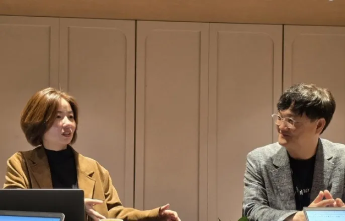 노란 수영복에 섹시한 몸매 어필하는 존예 처자