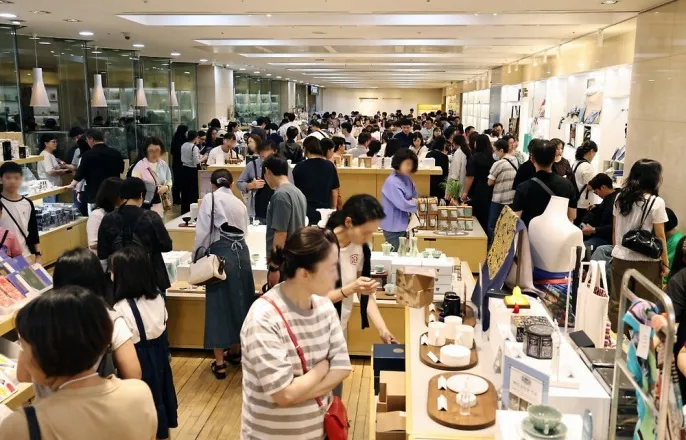 노란 수영복에 섹시한 몸매 어필하는 존예 처자