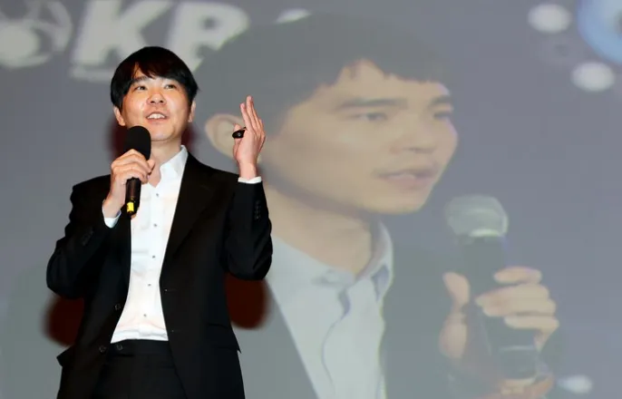 노란 수영복에 섹시한 몸매 어필하는 존예 처자