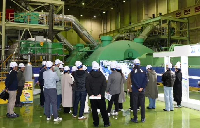 노란 수영복에 섹시한 몸매 어필하는 존예 처자