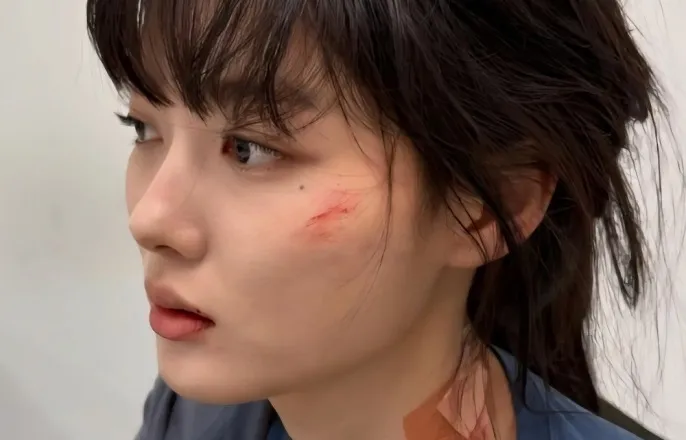 노란 수영복에 섹시한 몸매 어필하는 존예 처자