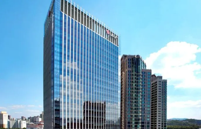 노란 수영복에 섹시한 몸매 어필하는 존예 처자