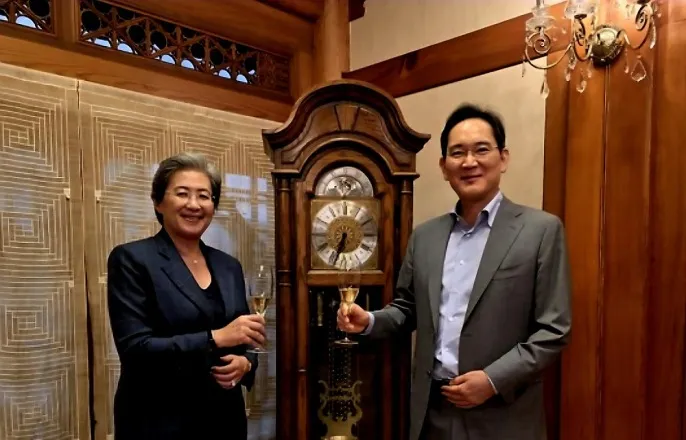 노란 수영복에 섹시한 몸매 어필하는 존예 처자