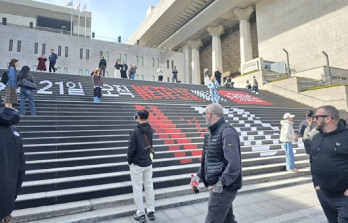 노란 수영복에 섹시한 몸매 어필하는 존예 처자