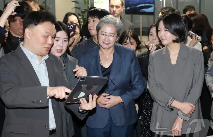 노란 수영복에 섹시한 몸매 어필하는 존예 처자