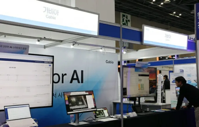 노란 수영복에 섹시한 몸매 어필하는 존예 처자