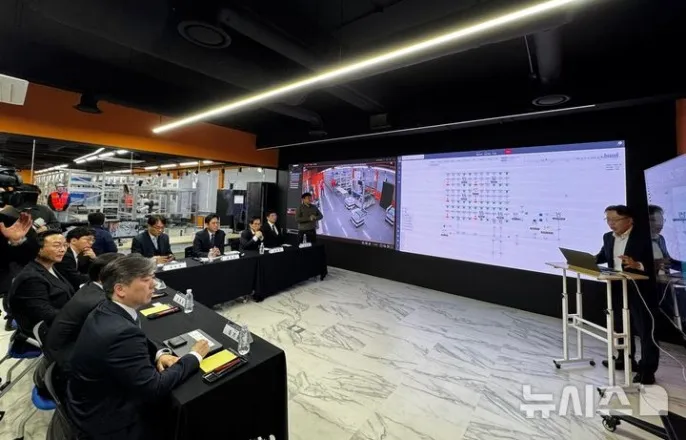 노란 수영복에 섹시한 몸매 어필하는 존예 처자