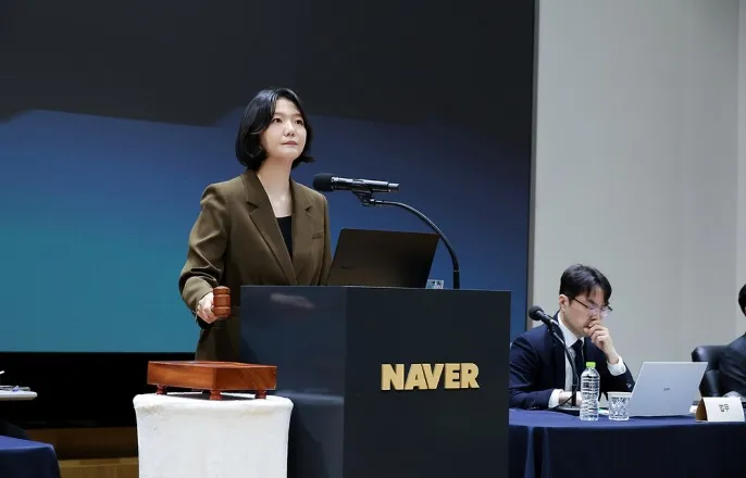 노란 수영복에 섹시한 몸매 어필하는 존예 처자